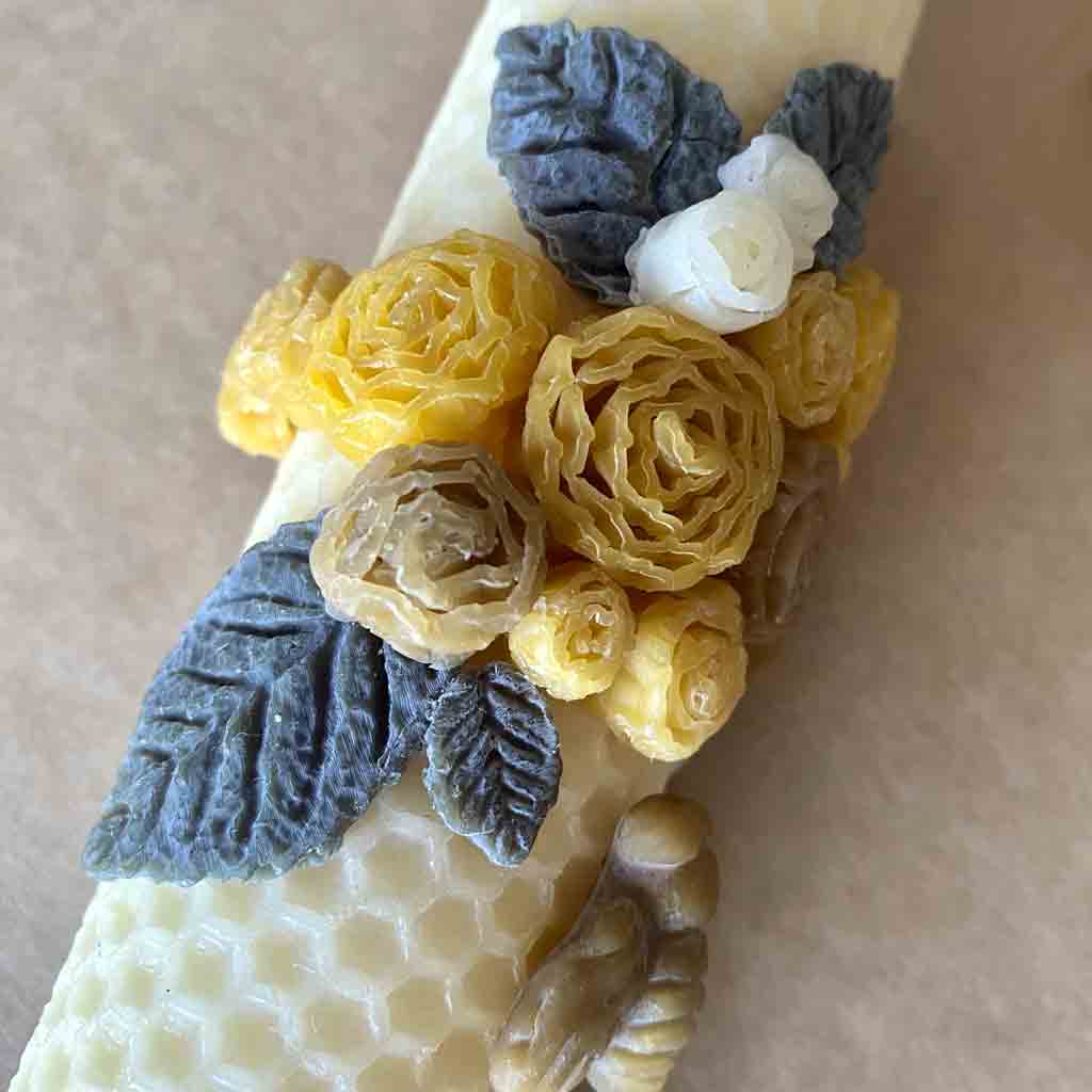 Cirio largo de cera de abeja decorado a mano