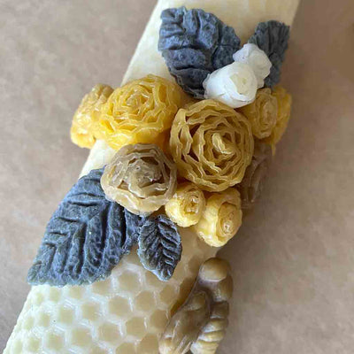 Cirio largo de cera de abeja decorado a mano